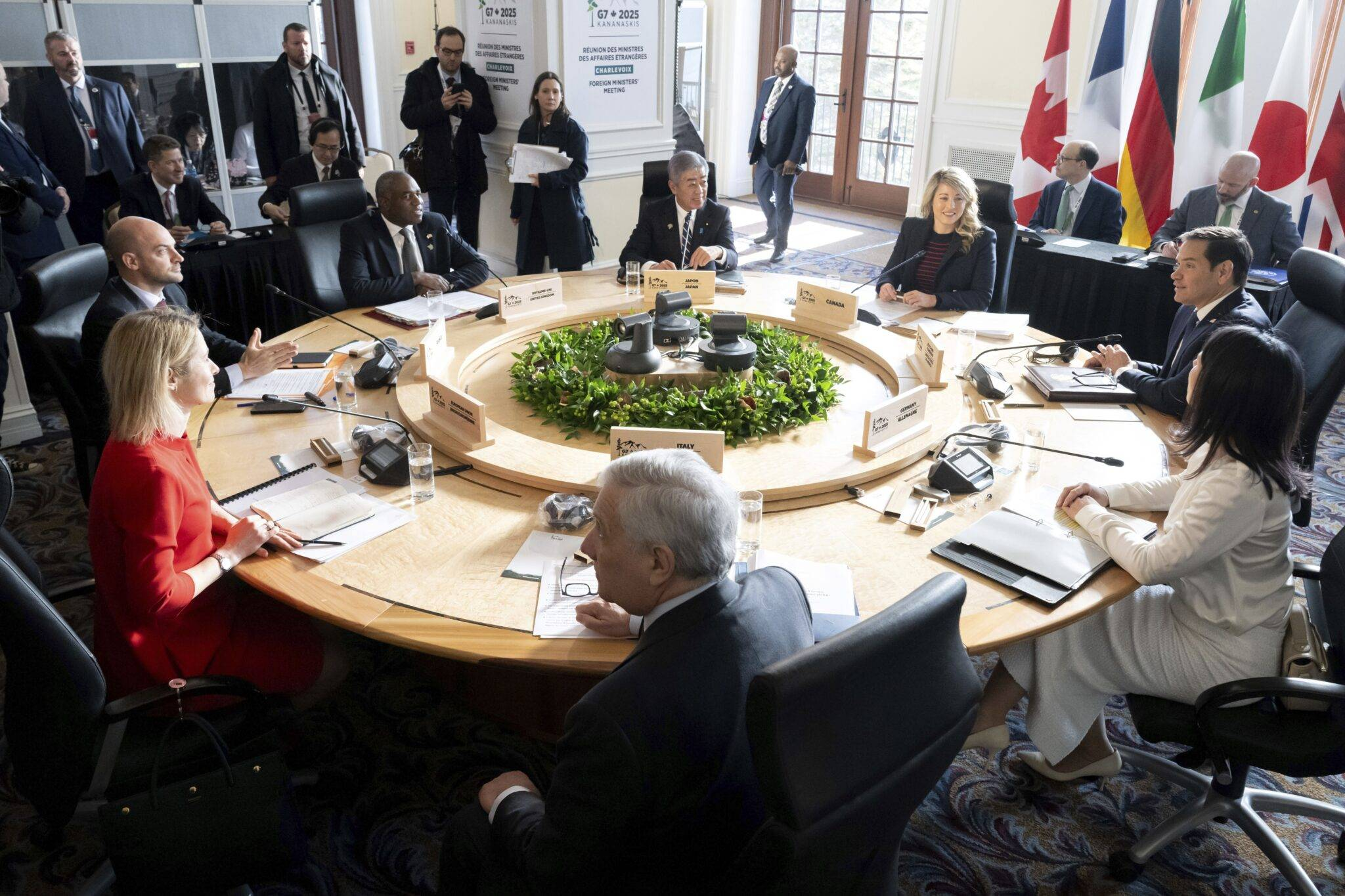 G7峰会剑拔弩张：美欧贸易战一触即发，黄金避险需求飙升至3450美元